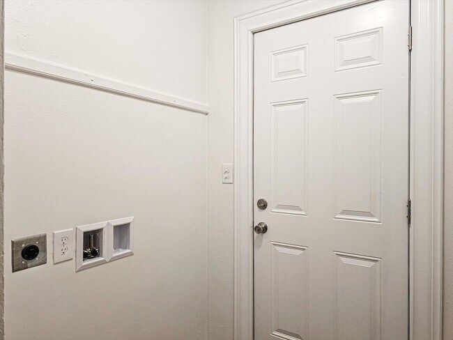 Foto del edificio - 105 S Howell Ave