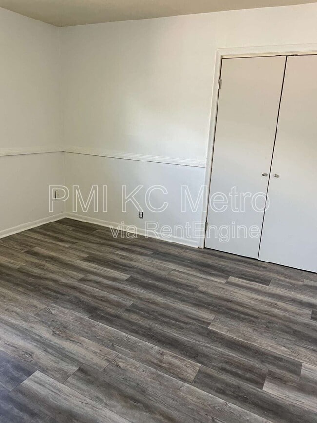 Building Photo - 103 E Sunrise Dr