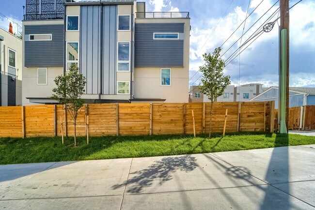 Foto del edificio - Beautiful and bright 3-bed/2.5-bath *end-u...