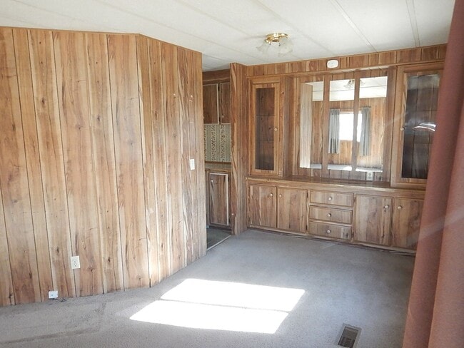 Building Photo - 2 Bedroom Manufactured on South End of Prineville, Close to Hospital - Available Mid May!