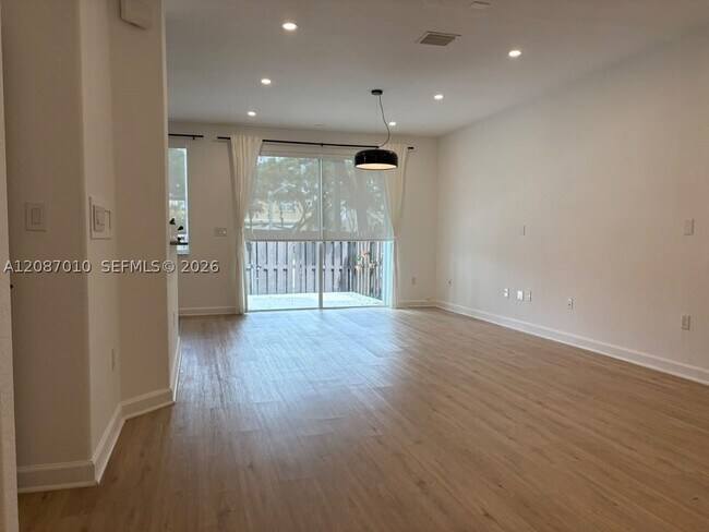 Foto del edificio - 8671 NW 112th Ct