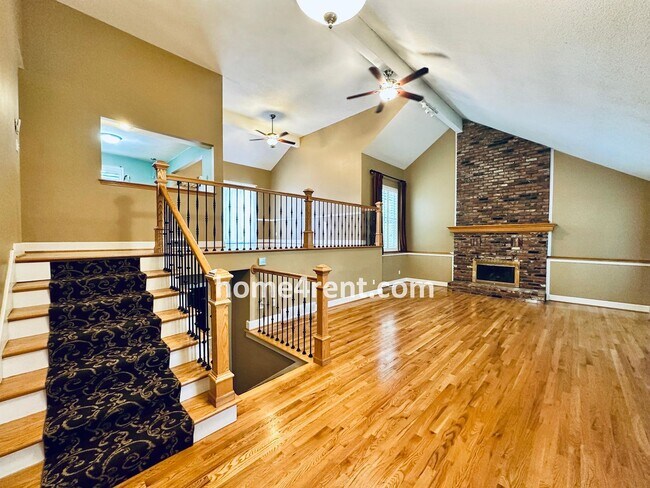 Foto del edificio - A Lovely, Four Bedroom Lenexa Home w/ Wood...
