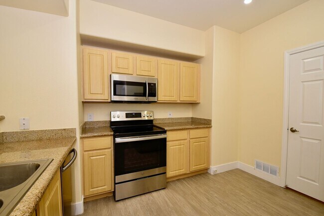 Foto del edificio - Upgraded & Charming Two-Bedroom Condo with...