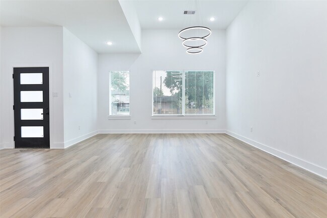 Foto del edificio - 8109 Bigwood St