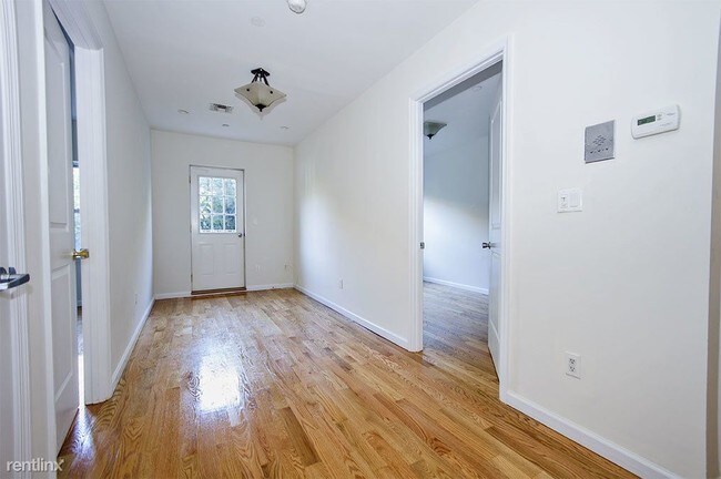 Building Photo - 263 Evergreen Ave