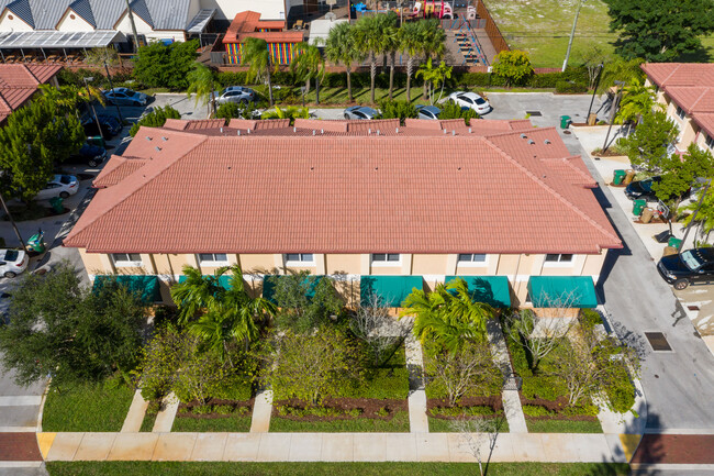 Building Photo - Town Square & Oak Landing Townhouses