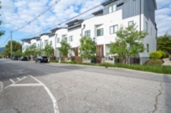 Building Photo - Location, Location , Location with this Be...