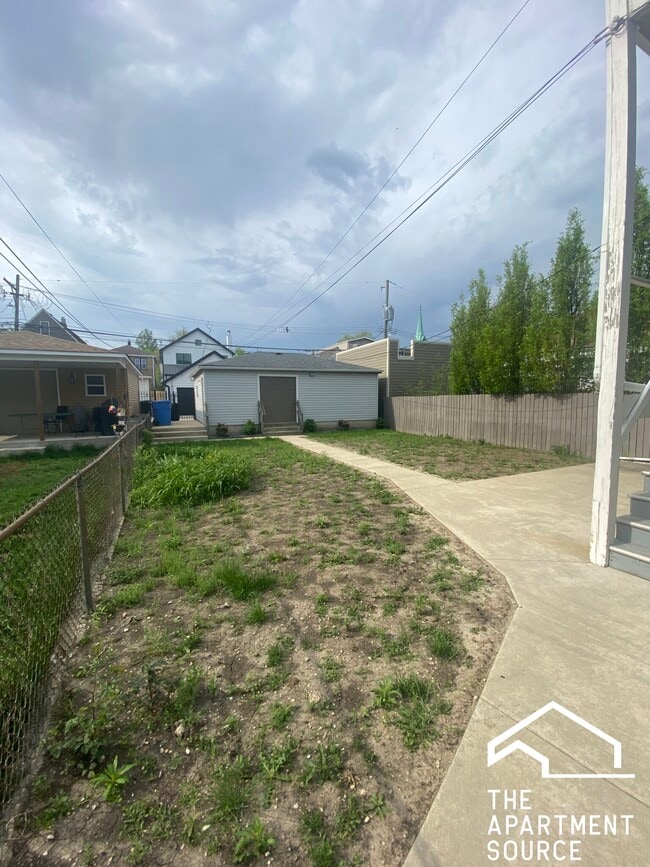 Building Photo - 2853 W Dickens Ave
