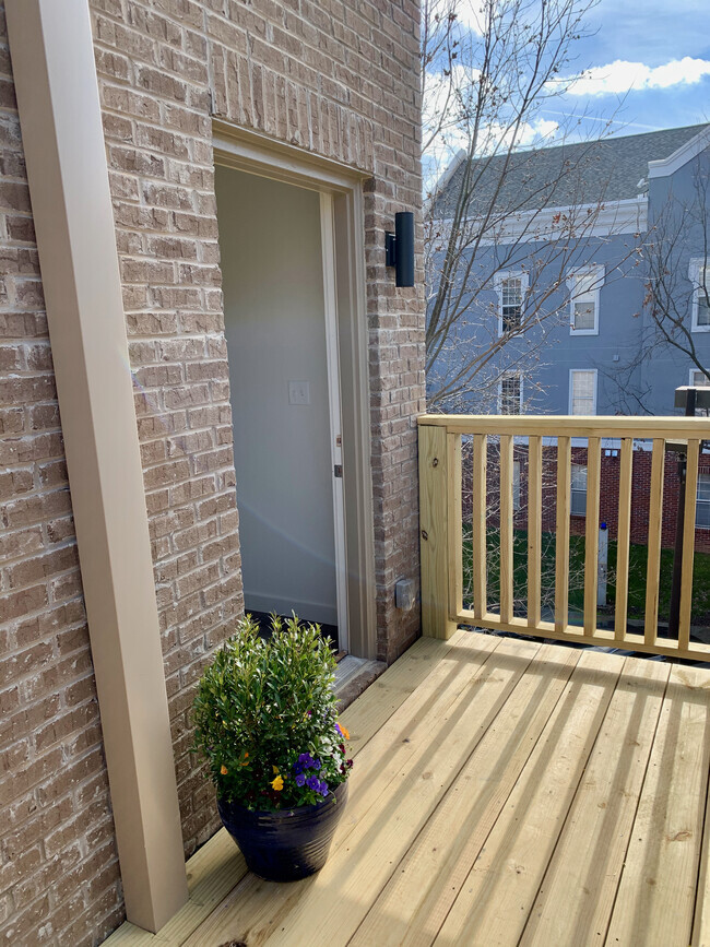 Sample Porch - 811 Douglas St