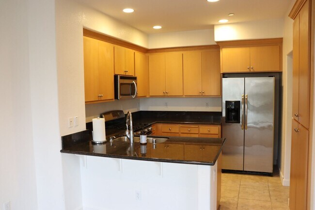 Building Photo - 2-bedroom, 2.5-bathroom house located in t...