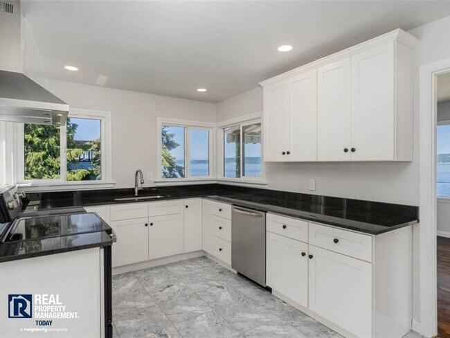 Foto del edificio - Rare Brown’s Point Beachfront Living – Stunning 3 Bed / 2 Bath Home!