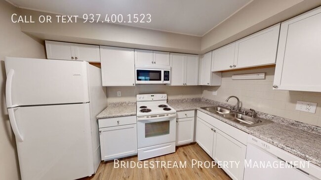 Building Photo - Beautiful 2 Bedroom Upper Level Unit in Tr...
