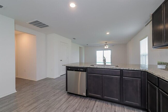Foto del edificio - 1367 Swan Lake Cir