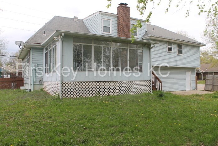 Building Photo - 317 NE Woods Chapel Rd
