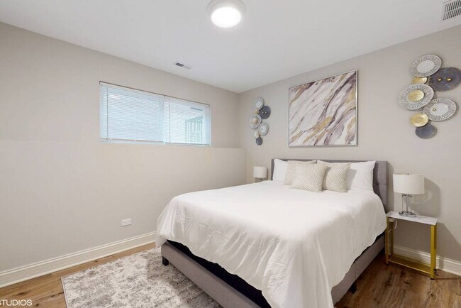 Foto del edificio - 1049 N Lawler Ave