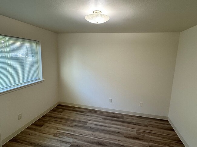 Foto del edificio - 2 Bedroom Tri-plex in River Rd Neighborhood