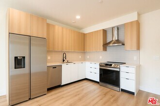 Building Photo - 5813 Lexington Ave