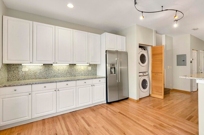 Foto del edificio - SOUTH LOOP - Gorgeous 3BD/2BTH Townhouse in gated community!