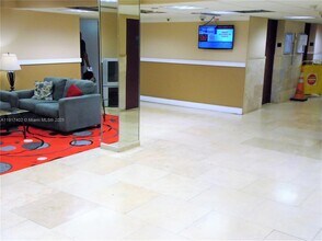 Building Photo - 4174 Inverrary Dr