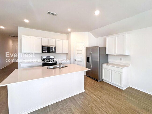 Foto del edificio - 4 Bed/2 Bath Home with 2-Car Garage / Pet-Friendly / Vouchers Accepted / Available Now!