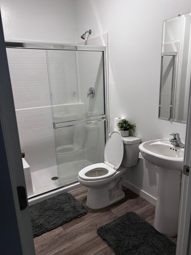 Full bathroom w/ shower - 8716 Hamblen Ct