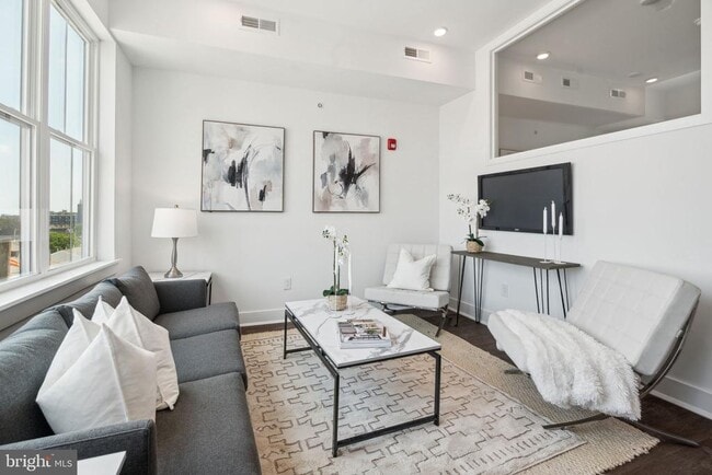 Building Photo - 813 N Broad St