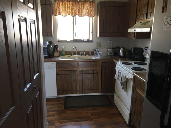 Kitchen - 2806 W Lake St