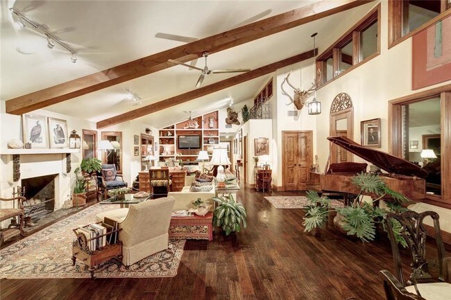 Foto del edificio - 10500 Spring Valley Rd