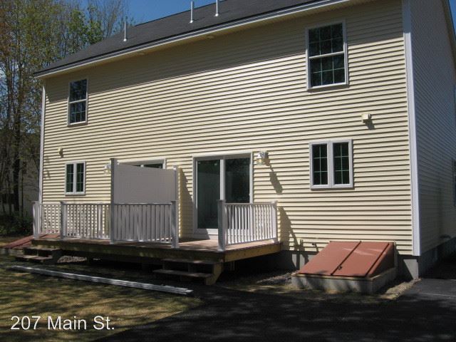 Building Photo - 207 Main St