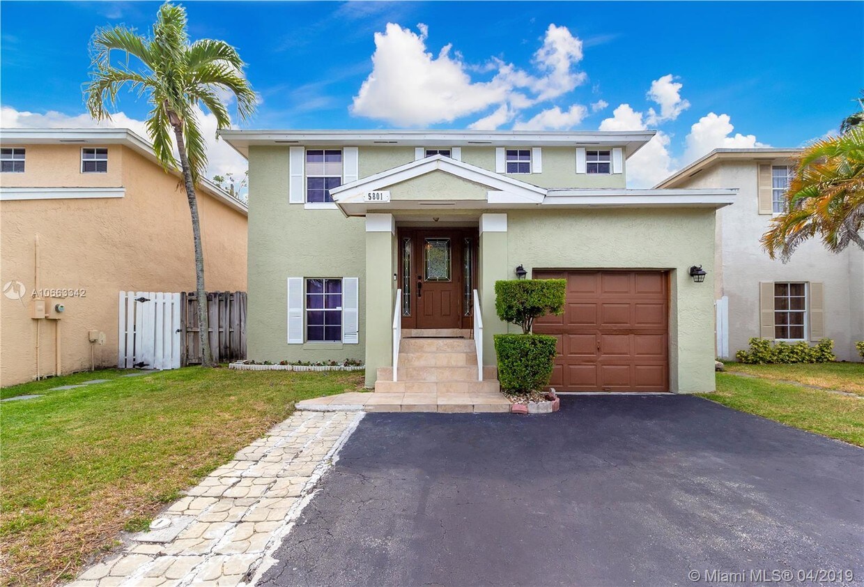 Foto principal - 5801 Woodland Point Dr