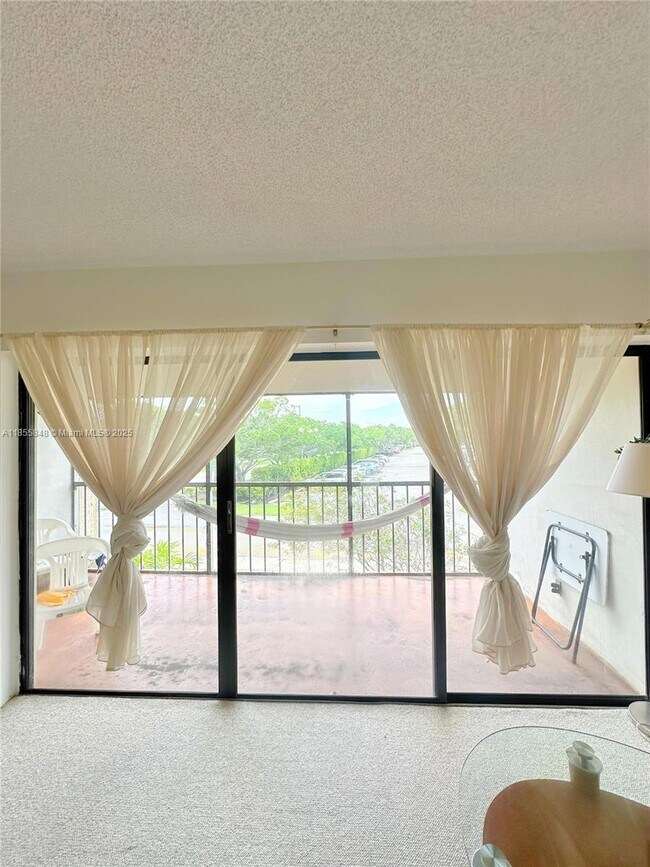 Foto del edificio - 240 Lakeview Dr