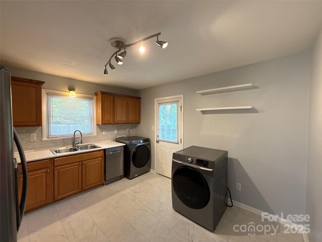 Foto del edificio - 9536 Trinity Rd