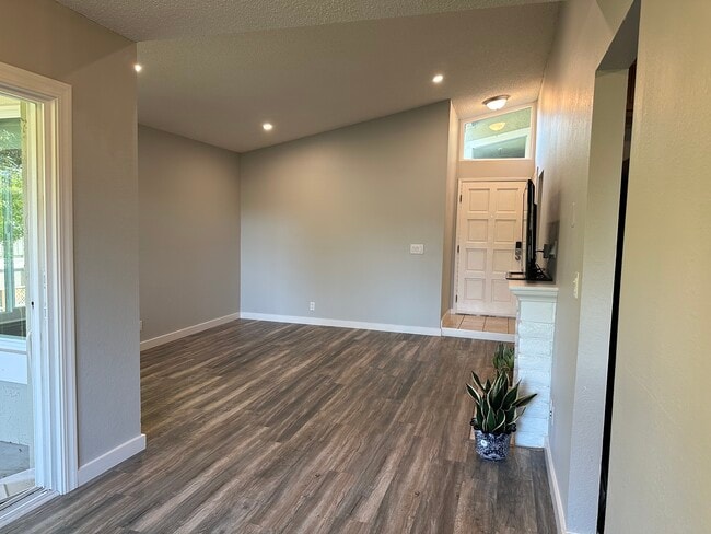 Building Photo - 1035 Delna Manor Ln