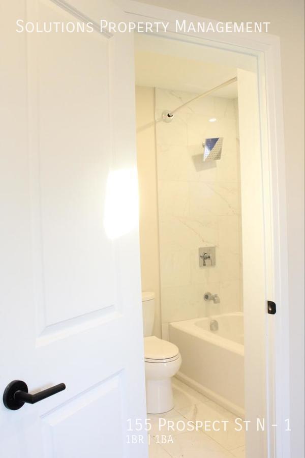 Photo du bâtiment - **Bright and Open 1 Bedroom Main Floor Unit**