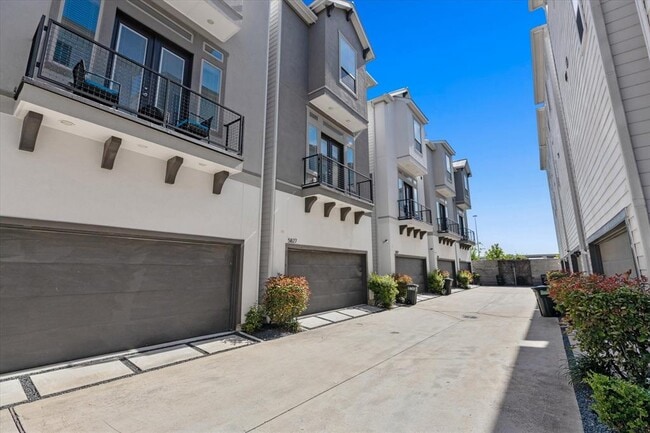 Building Photo - 5827 E Post Oak Ln