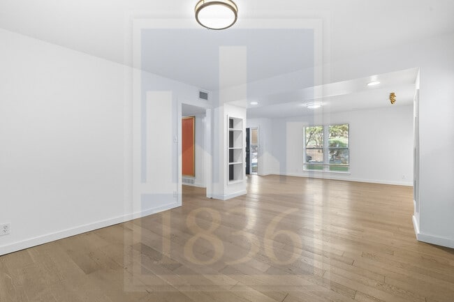 Building Photo - 1705 Deerfield Dr