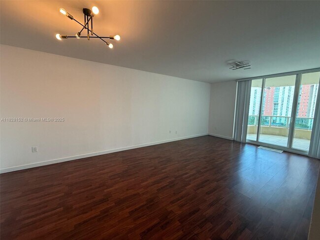Foto del edificio - 3340 NE 190th St