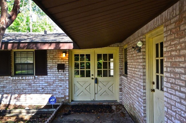 Building Photo - 10210 Barwood Dr