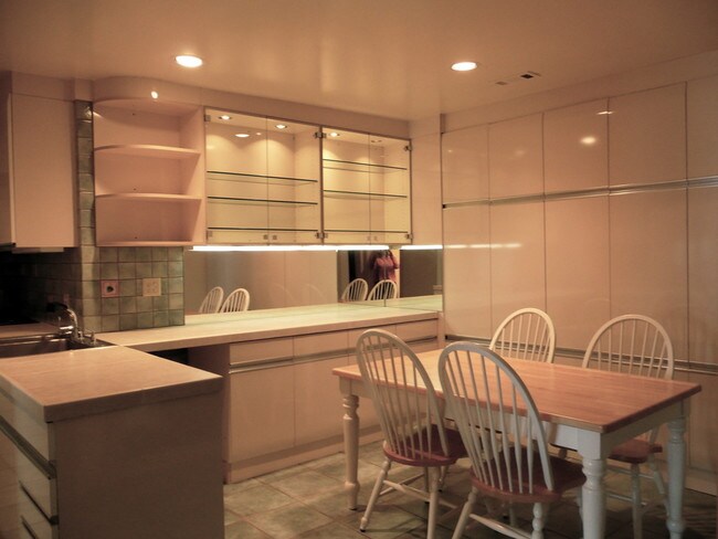 Foto del edificio - 477 Crestmont Dr