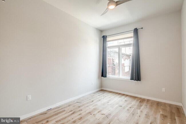 Building Photo - 418 S 13th St