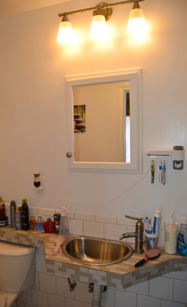 Building Photo - 4800 1/4 Toland Way