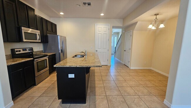 Foto del edificio - Spacious Randal Park Townhome