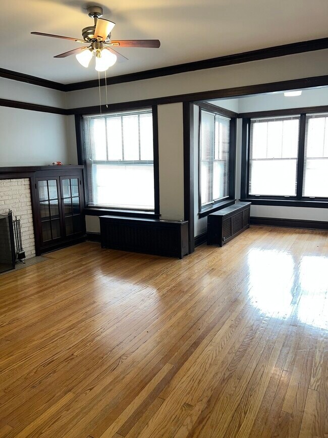 Building Photo - 4944 N Wolcott Ave
