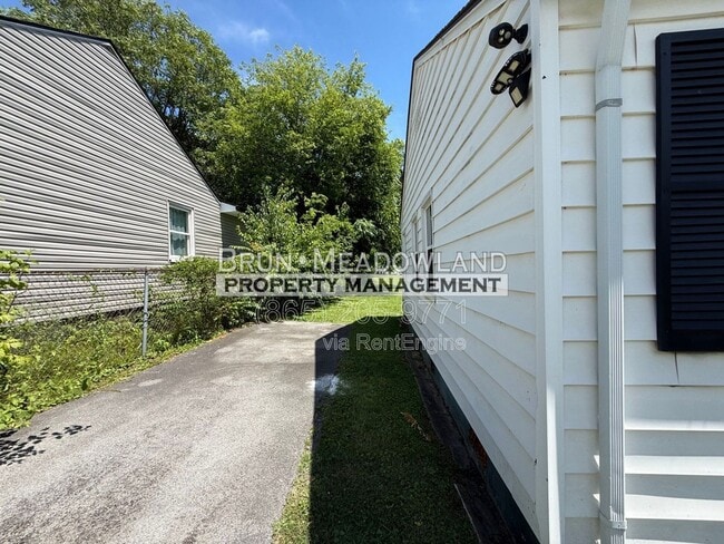 Building Photo - 2620 Woodbine Ave