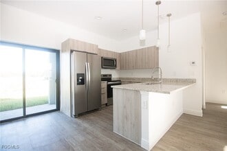 Building Photo - 1083 Calico St