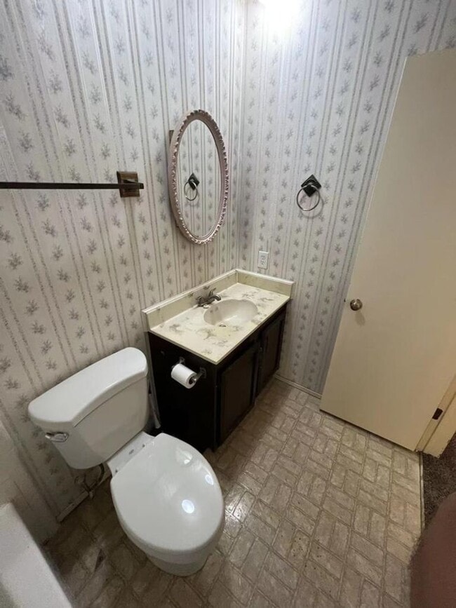 Building Photo - Nice 3 Bedroom Home