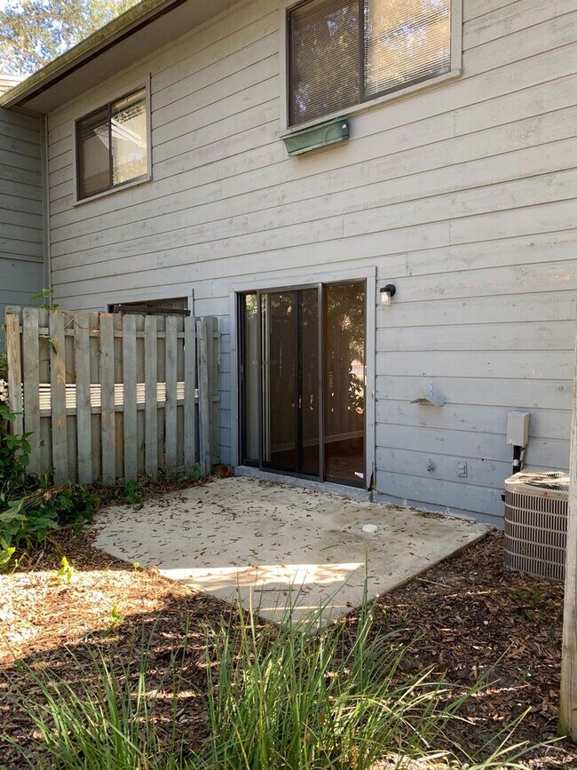 Building Photo - End unit in Tiffany, Look! SubLease