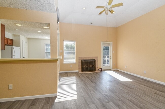 Photo - 2011 Spenwick Dr Apartment