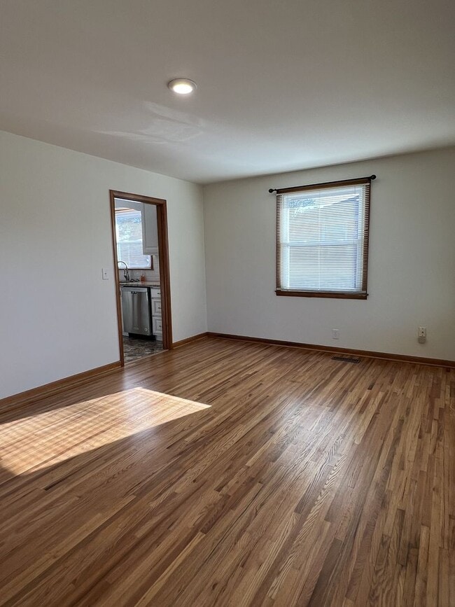 Building Photo - Single-Family Home with 2 Bedrooms and 1.5...