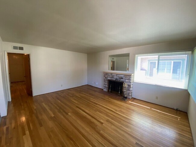 Building Photo - 674 Oak St